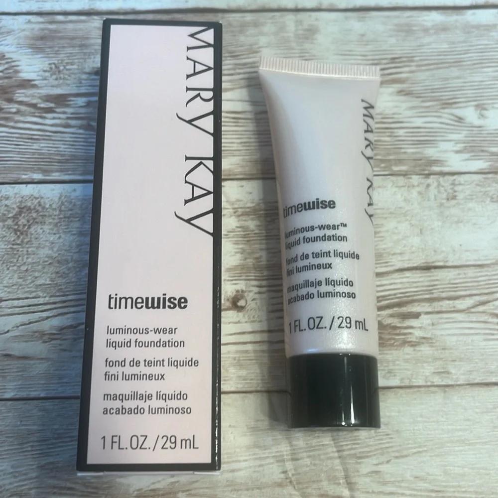 NEW MK Ivory 4 LUMINOUS-WEAR Timewise Luminous Wear Liquid Foundation New in box
